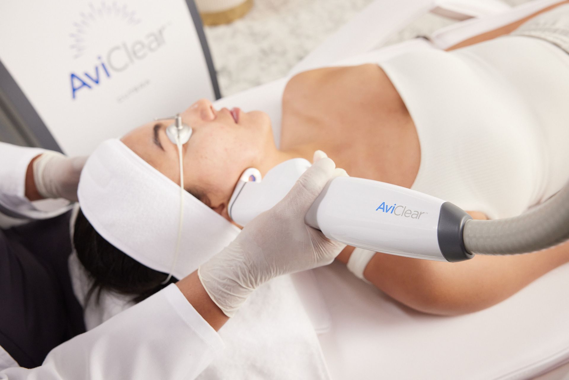 Behandlung mit dem AviClear-Laser